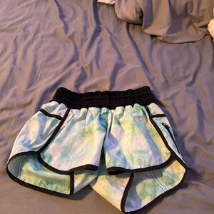 Size 6. Little speak by logo and barely worn. 2.5 inch and low rise